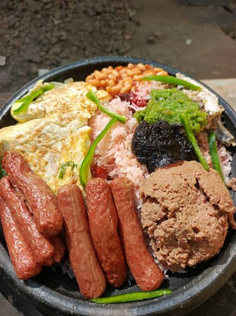 Rice combo with chicken and sides